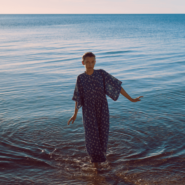 Habiba Kjole - Rebecca Dress, Short Sleeve - Sapphire