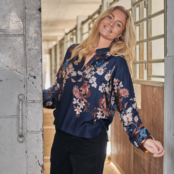 Black Colour BCZendaya LS Blouse - Navy Flower