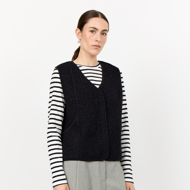 Leveté Room Vest - LR-Nissa 1 - Black